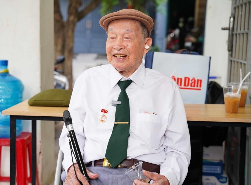 Huyen thoai tinh bao Tu Cang di bo phieu bau cu o tuoi 98 hinh anh