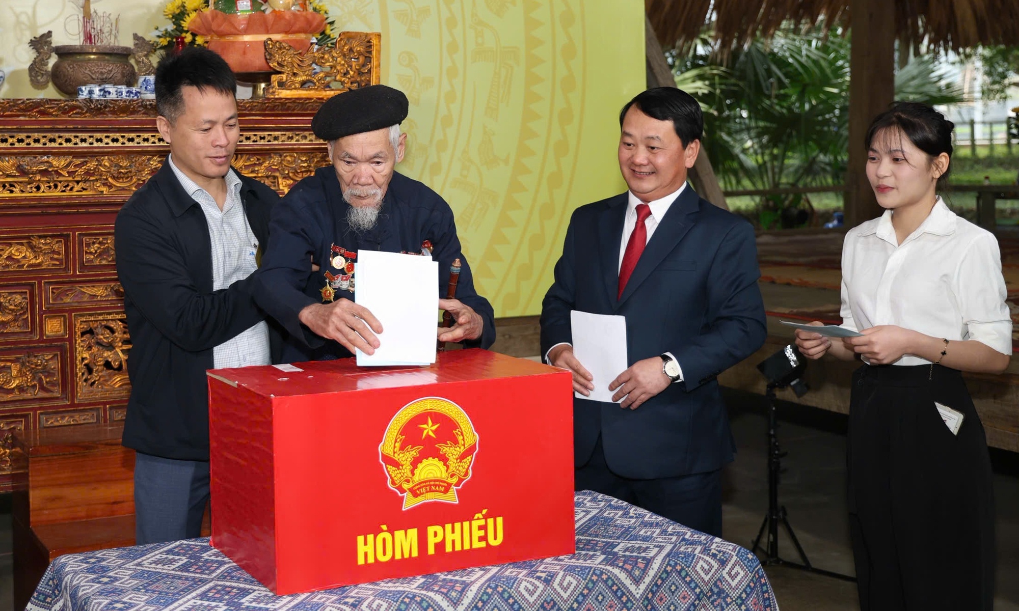 Hon 93% cu tri ca nuoc da di bo phieu, 5 dia phuong dat sat muc 100% hinh anh