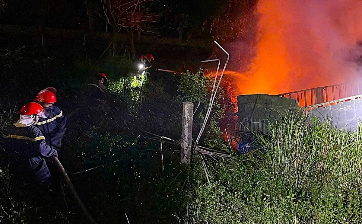 Oto dau keo boc chay, tai xe tu vong hinh anh