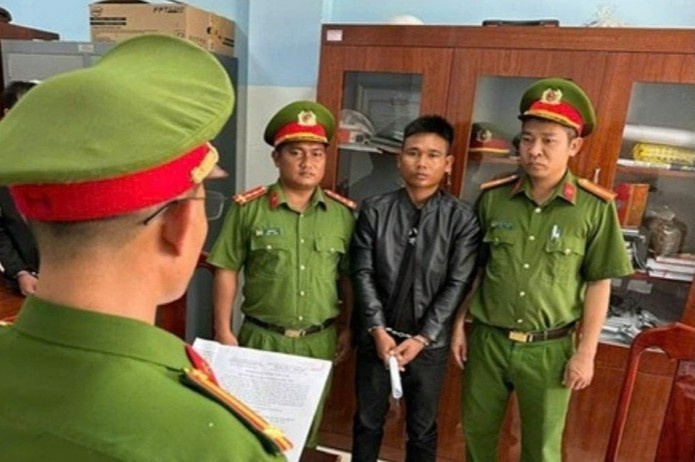 Khoi to 4 nguoi danh nhau sau khi va cham giao thong hinh anh