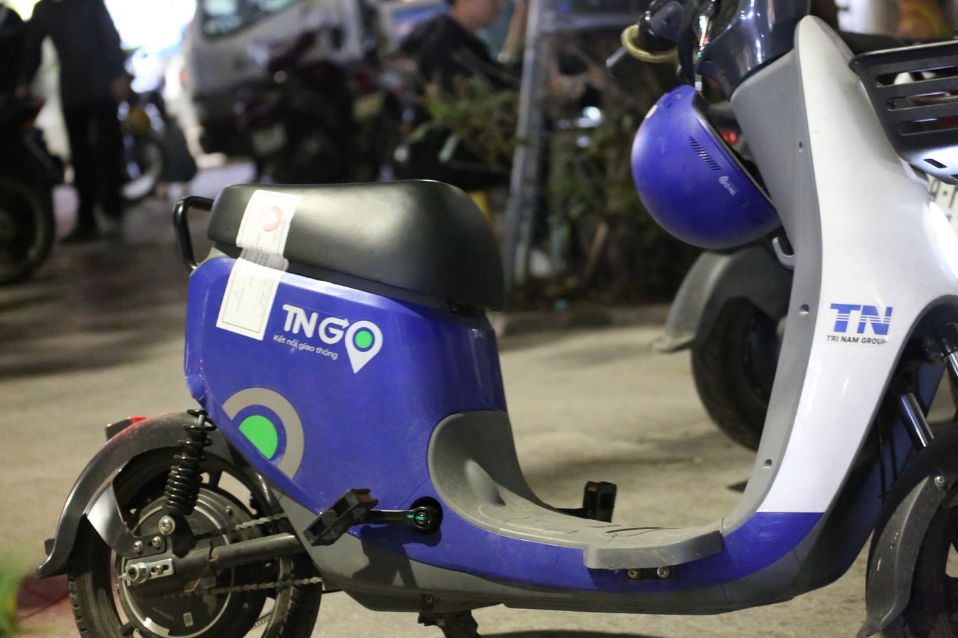 Xe dap dien cong cong bi niem phong vi nguoi thue vi pham nong do con hinh anh