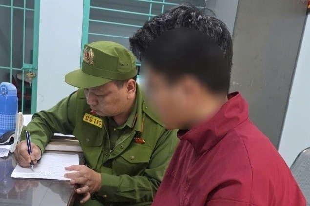 Ha Noi: Ke bien thai quay len tai nha ve sinh nu hinh anh