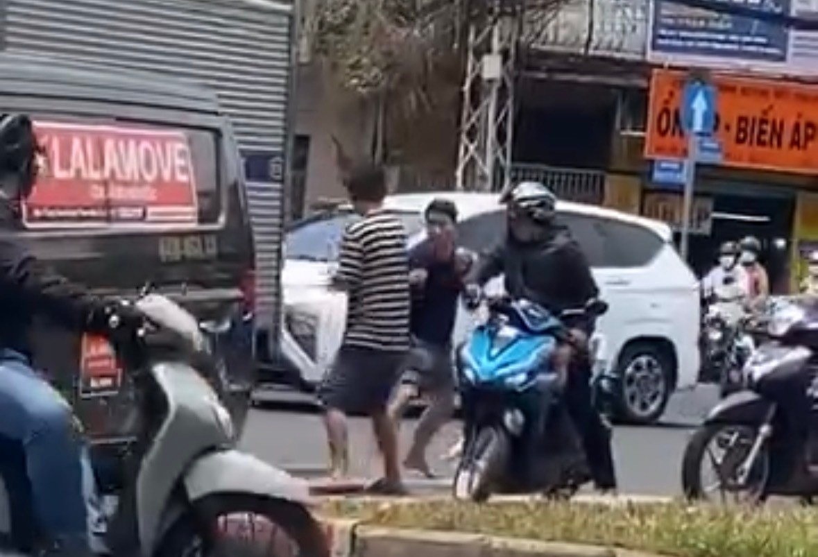 Hai tai xe danh nhau chay mau dau giua duong o TP.HCM hinh anh