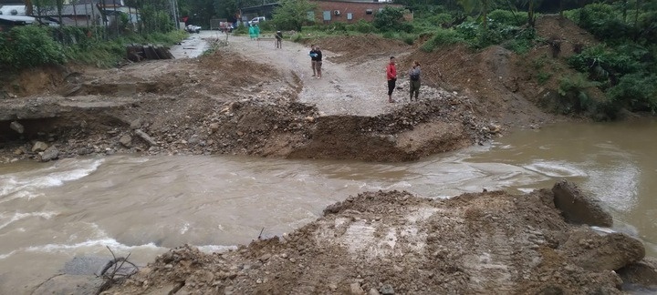 Mua lon, nuoc song dang cao cuon phang cau tam o Da Nang hinh anh