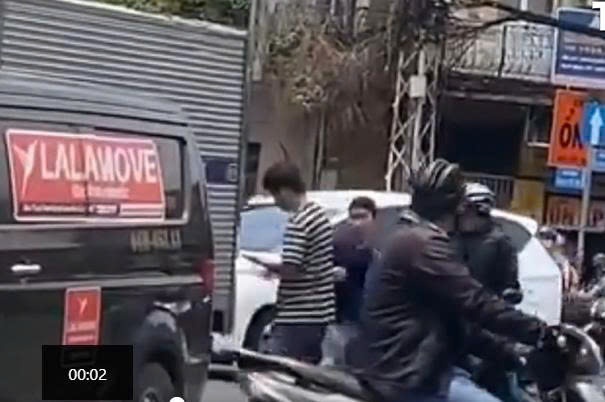 Video Hai tai xe danh nhau hinh anh