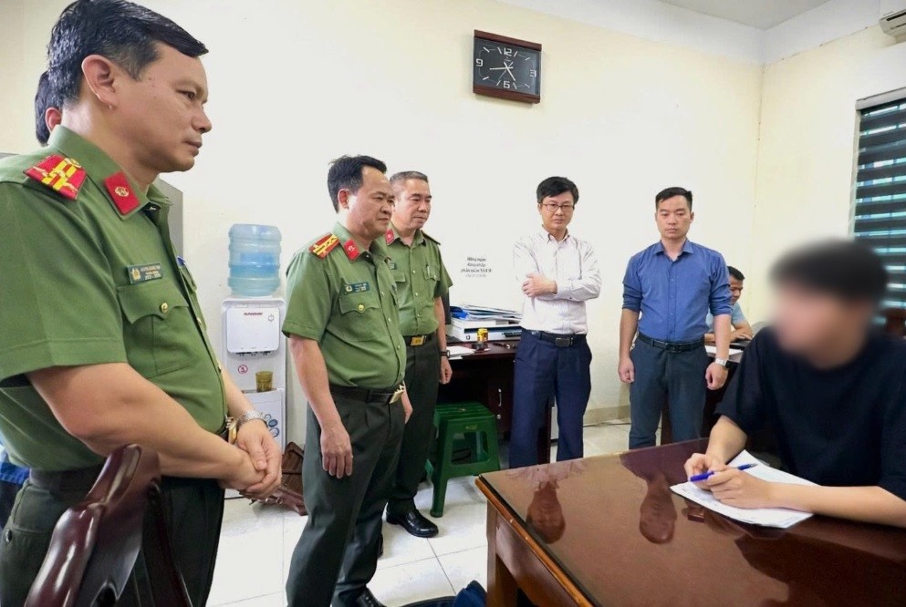 Nam sinh lop 12 va dong bon danh cap thong tin hon 94.000 may tinh hinh anh