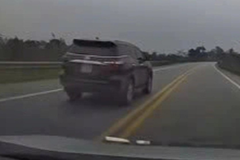 Tai xe xe bien xanh vuot au tren cao toc Noi Bai - Lao Cai hinh anh