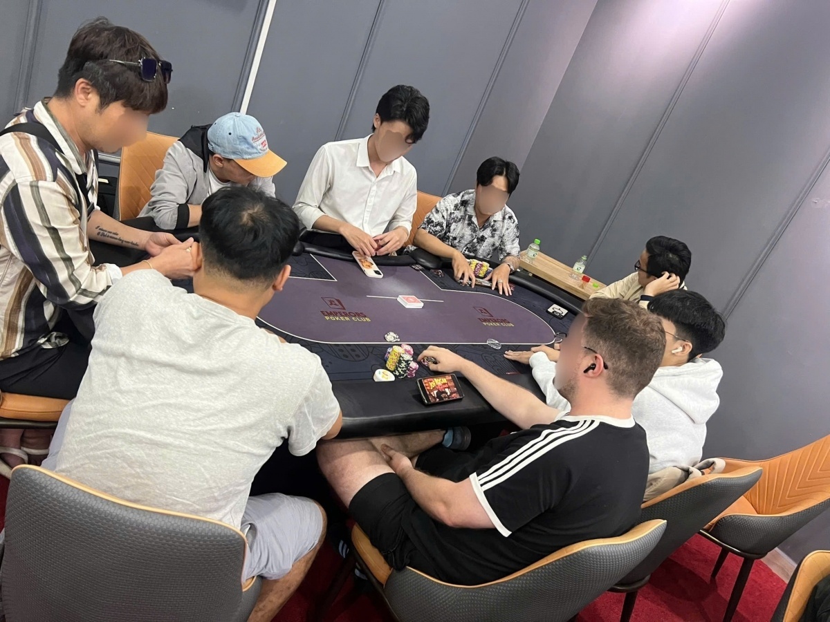 Bat tam giam doi tuong to chuc giai dau Poker trai phep hinh anh