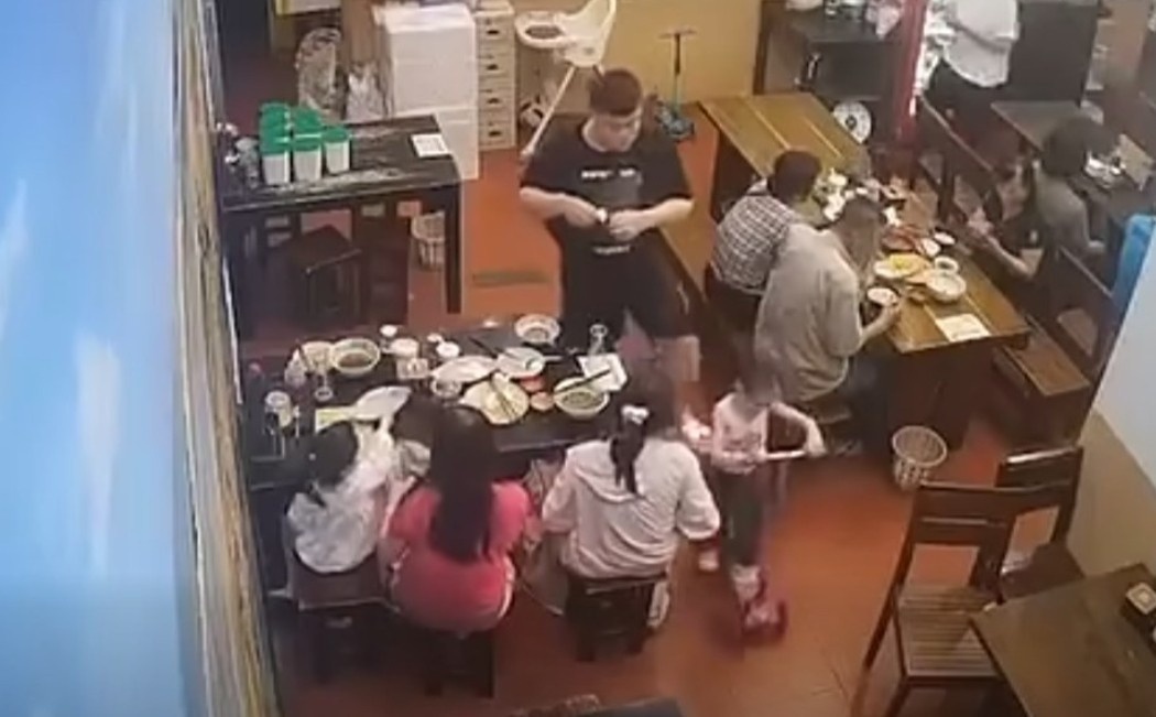 Ha Noi: Phan no canh ga dan ong dap nga chau be trong quan an hinh anh