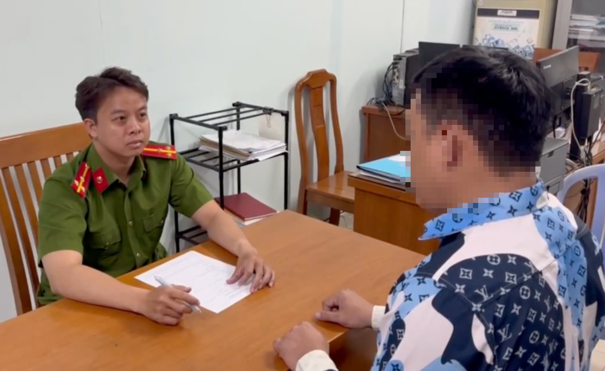 Xo xat tai cay xang, Cong an TP.HCM moi hai nguoi dan ong lam viec hinh anh