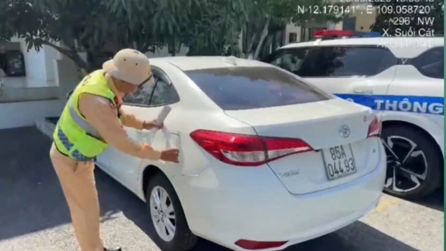 Phat 27 trieu dong vi di xe het han dang kiem tren cao toc hinh anh