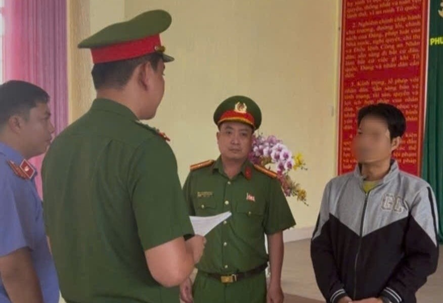 Khoi to giam doc cong ty san xuat duong cat gia hinh anh