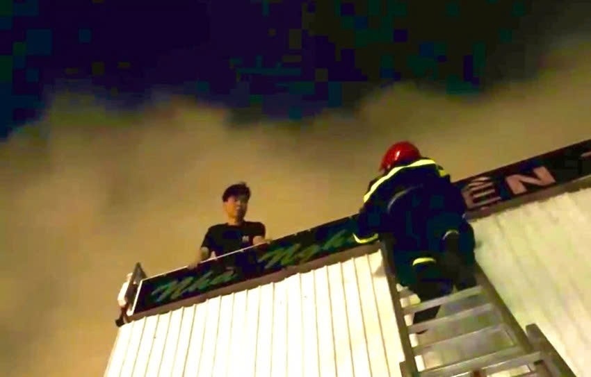 Giai cuu 6 nguoi mac ket trong vu chay nha nghi 5 tang o TP.HCM hinh anh