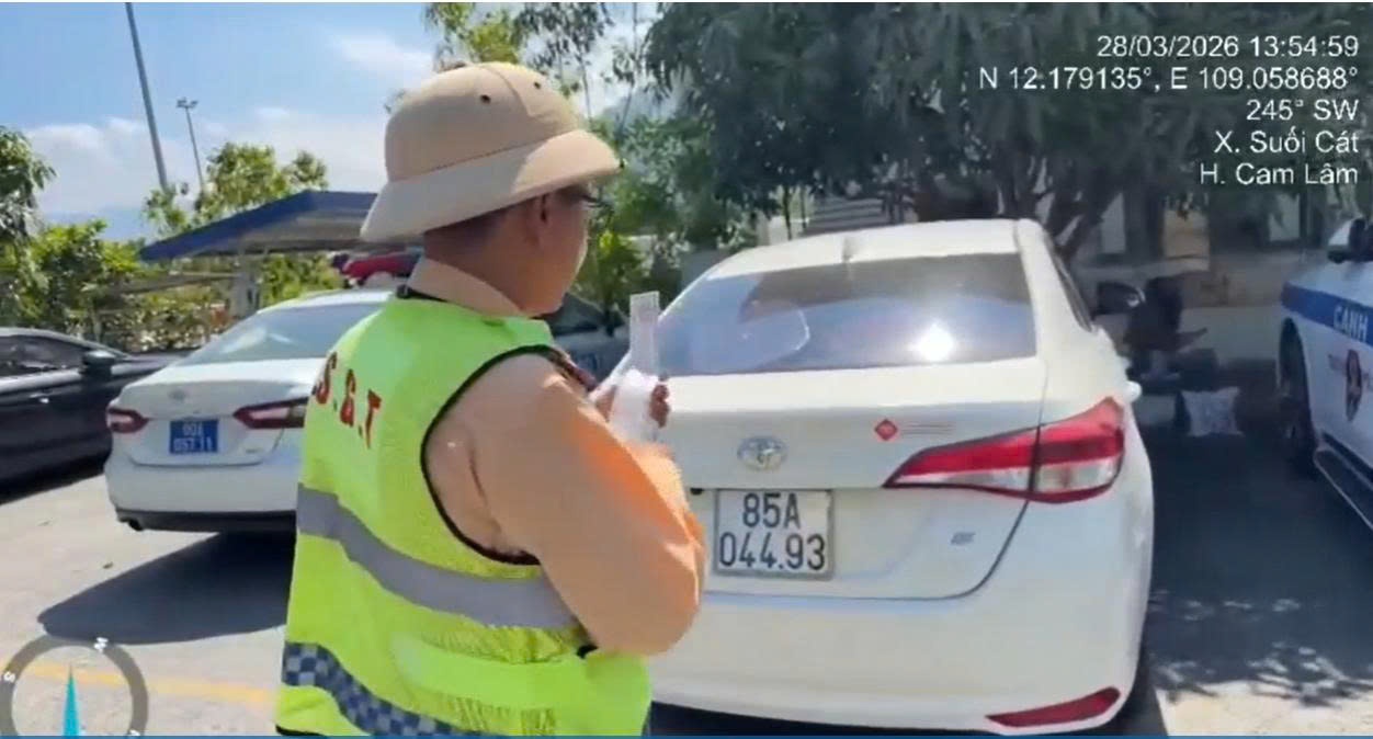Clip CSGT lap bien ban xu phat vi di xe het han dang kiem hinh anh