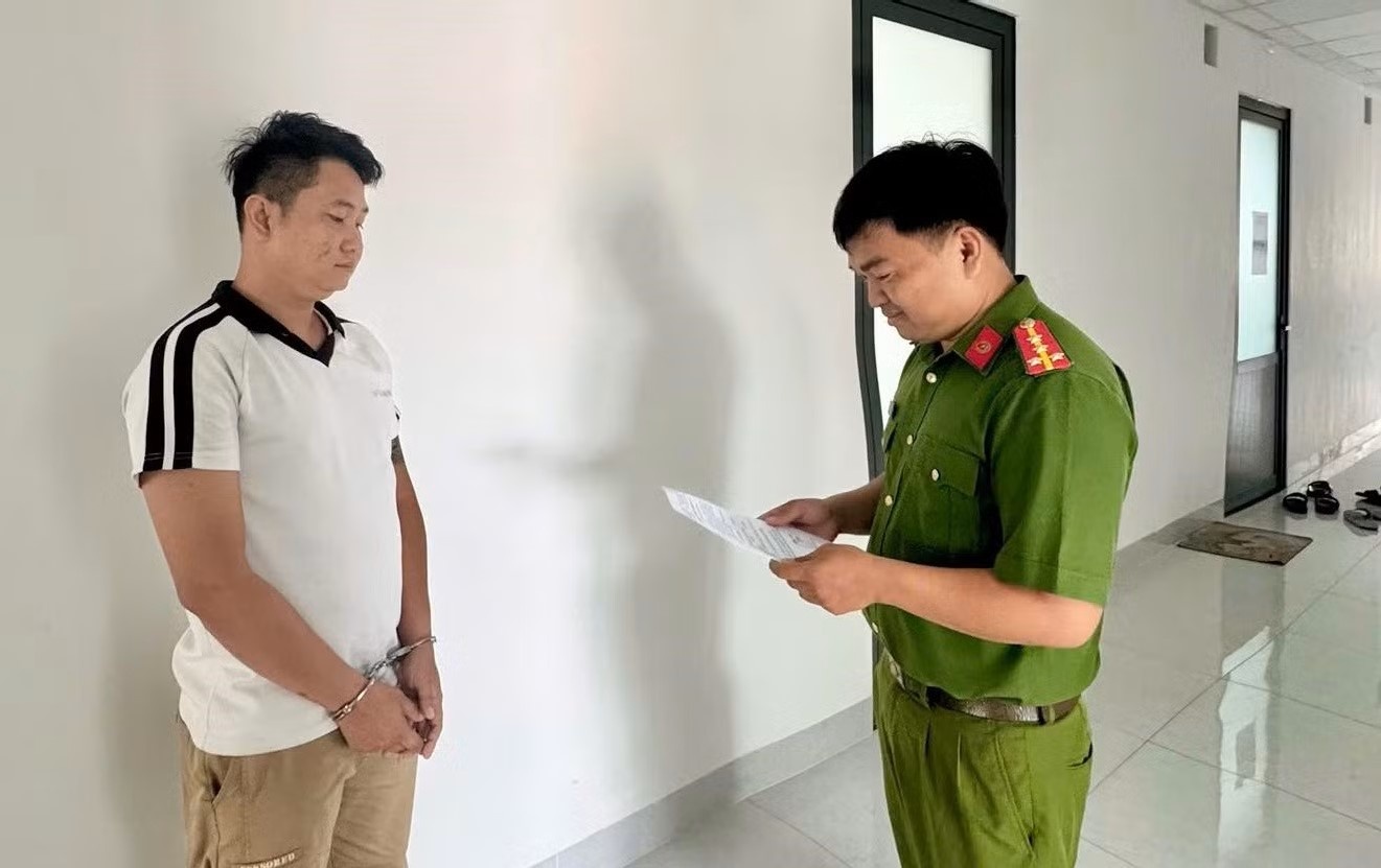 Nhan vien ngan hang 'tien tay' rut 2 ty cua khach hinh anh