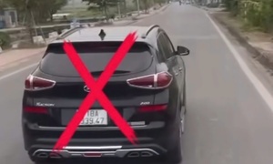 Lang lach, chen ep xe khach tren tinh lo, tai xe oto bi phat 50 trieu hinh anh