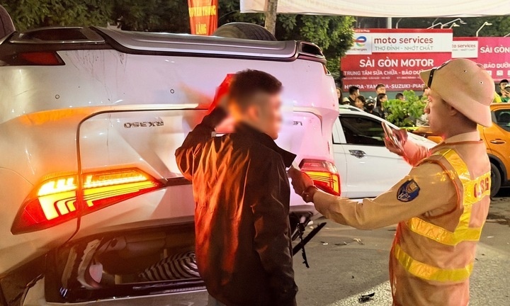 Khoi to tai xe oto Lexus tong lien hoan 6 xe tren pho Ha Noi hinh anh