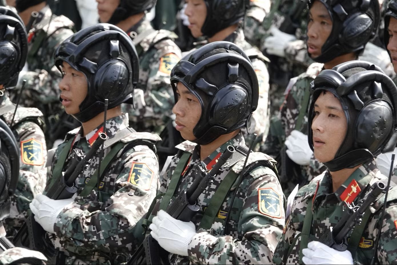 Bo Quoc phong kien nghi ve chinh sach tien luong hinh anh