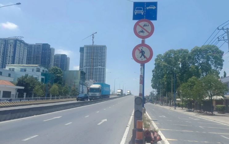 Cam tuyet doi xe may len cau vuot 550 o TP.HCM hinh anh