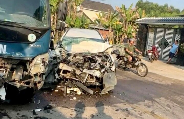 Oto nat dau khi va cham xe tai o Da Nang, mot nguoi tu vong hinh anh