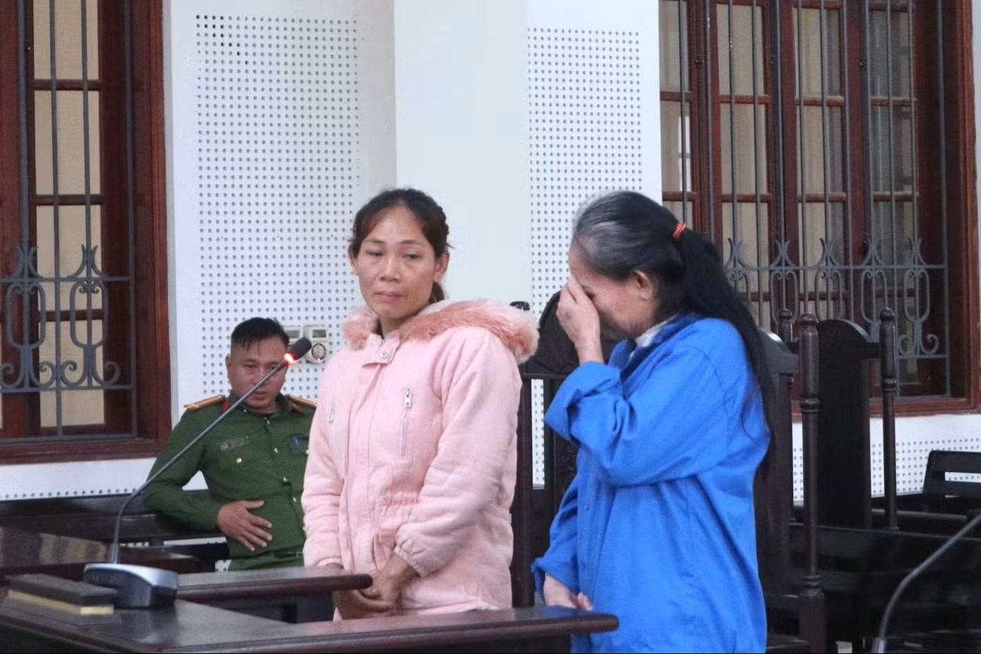 Co be 14 tuoi bi me ruot ban sang xu nguoi lam vo hinh anh