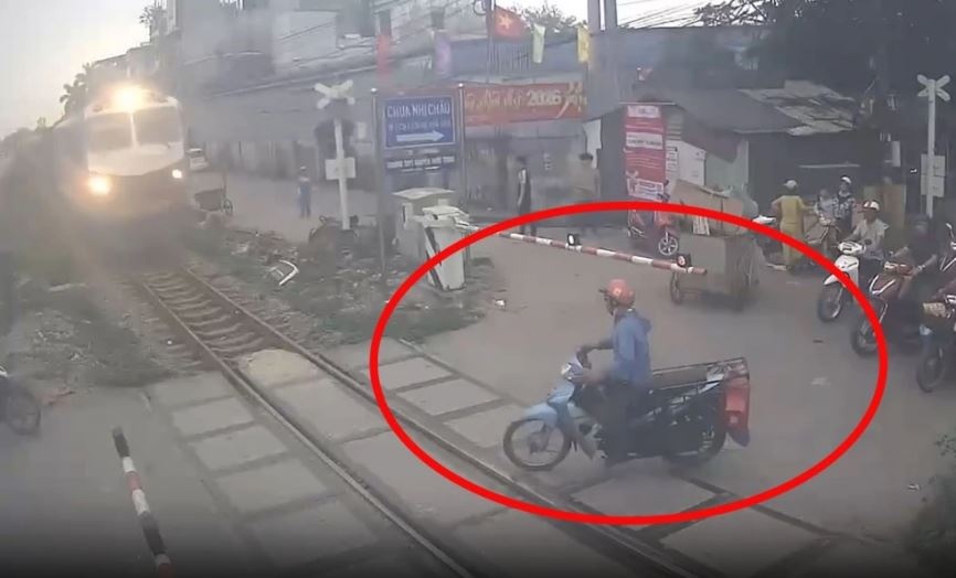 Suyt mat mang khi bang qua duong tau luc tau hoa lao den hinh anh