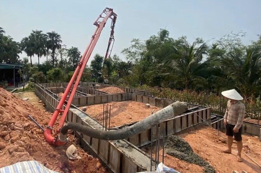 Xe bom be tong gap su co, tho xay tu vong hinh anh