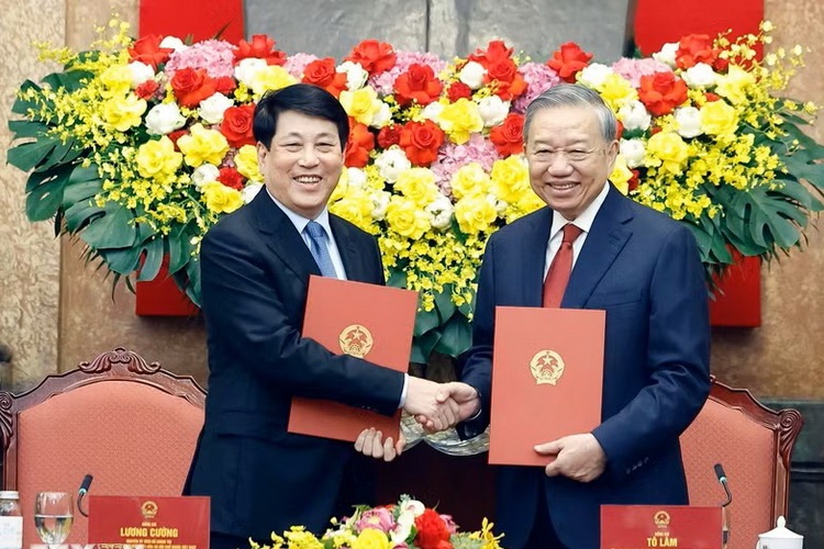 Le ban giao giua Tong Bi thu, Chu tich nuoc va nguyen Chu tich nuoc hinh anh