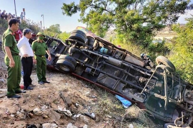 Hien truong vu xe khach lao xuong vuc, 4 nguoi chet hinh anh