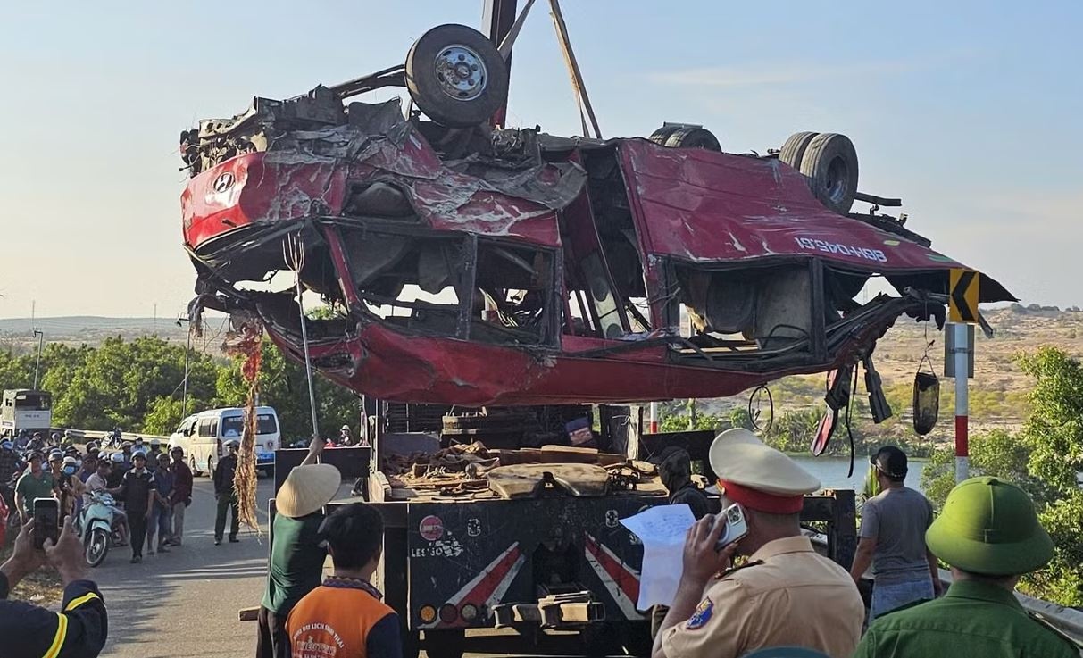 Xe khach lao xuong vuc o Lam Dong, 4 nguoi chet hinh anh