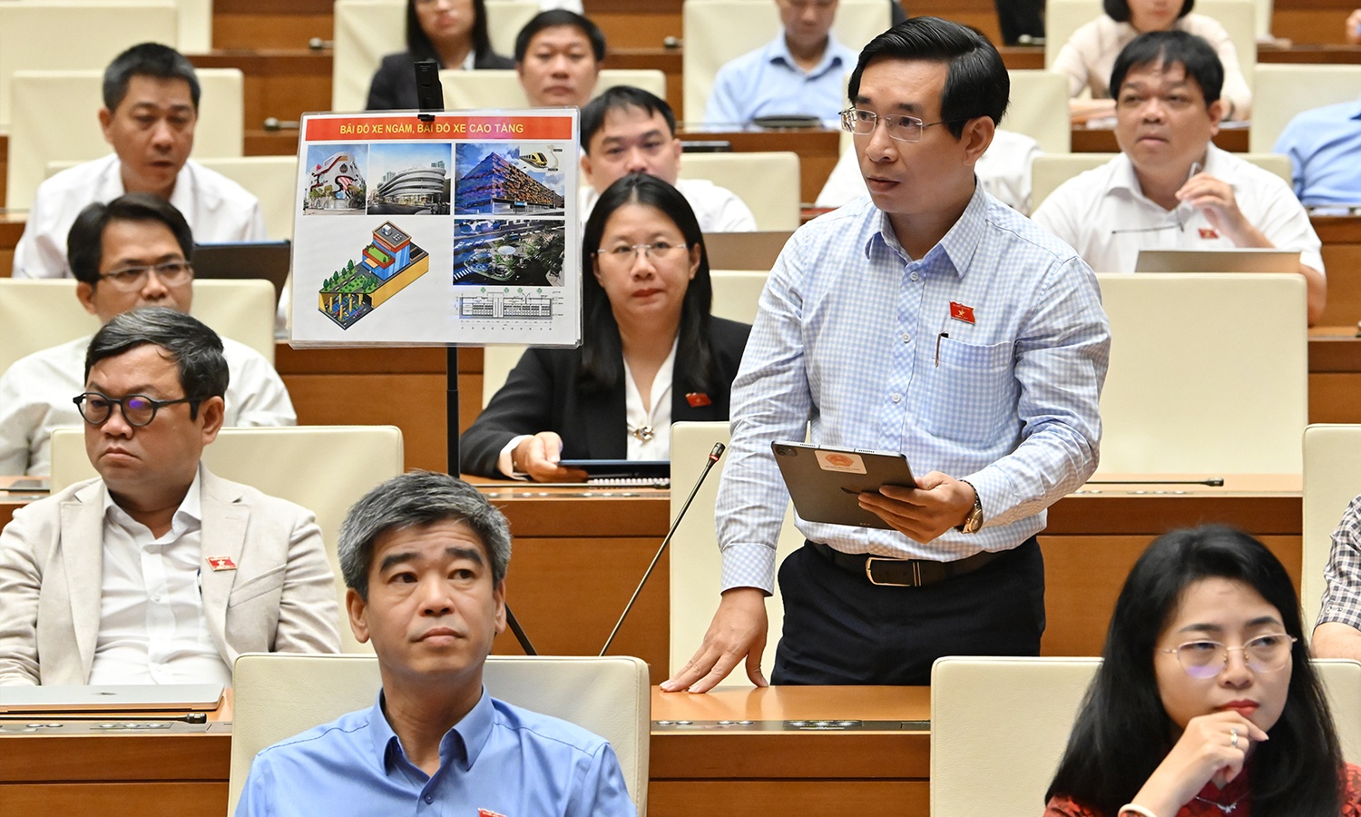 Dai bieu Quoc hoi de xuat Ha Noi cho do xe tren via he co dieu kien hinh anh