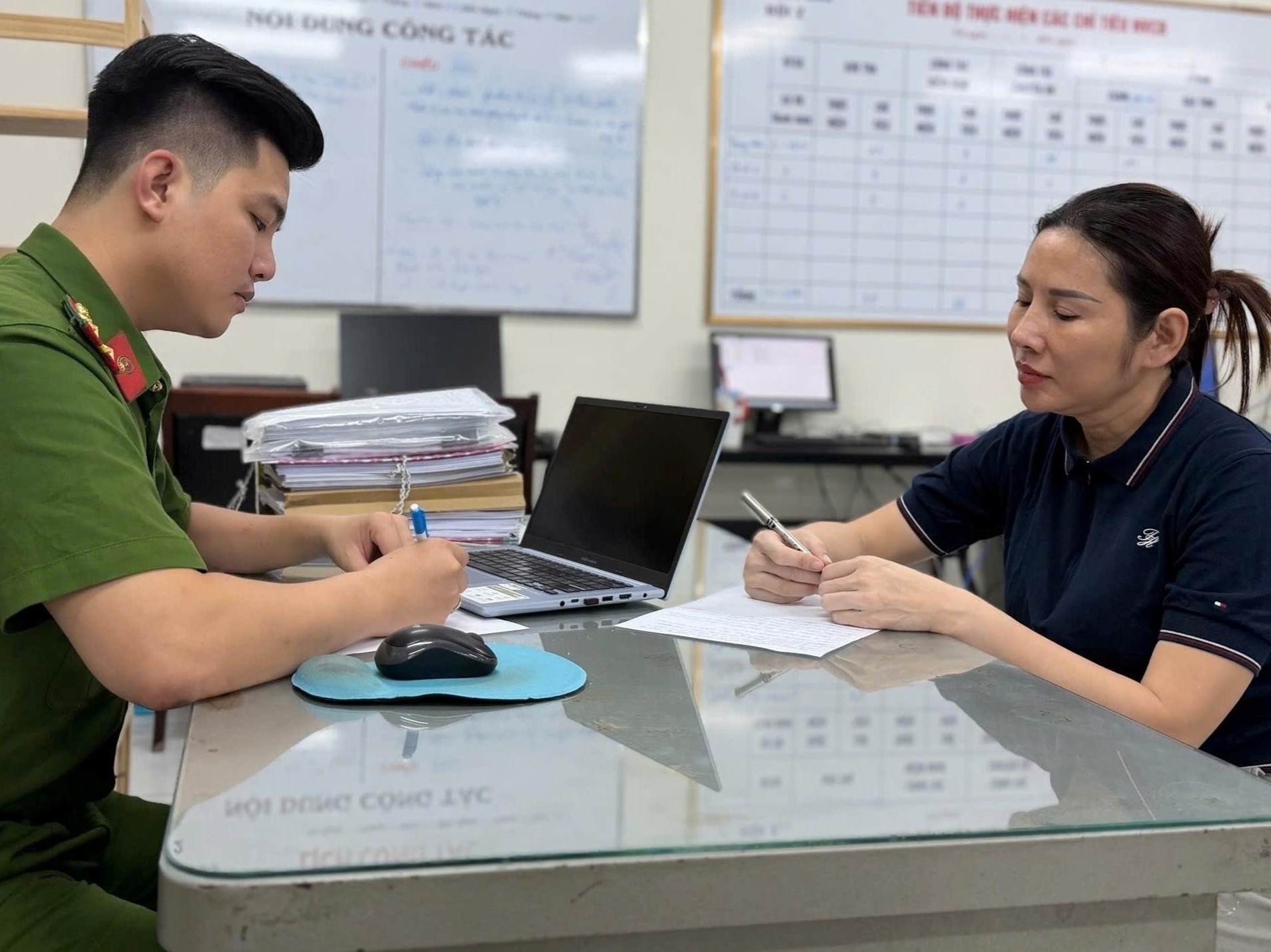 Bat 'ba trum' cam dau duong day chon lap hon 20.000 tan chat thai hinh anh