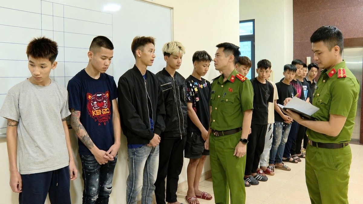 31 thanh thieu nien vac hung khi nao loan duong pho hinh anh