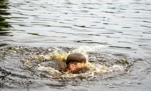 Hai chau be tu vong thuong tam khi tam suoi hinh anh