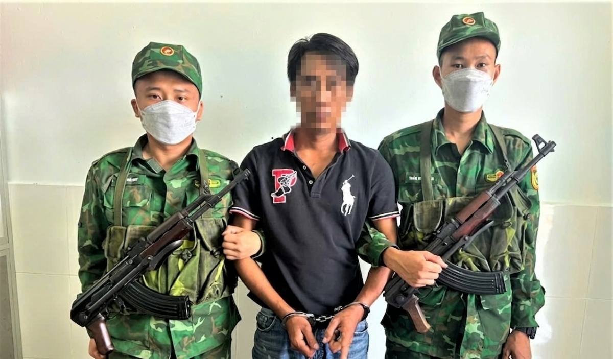 Bi phat hien, doi tuong vut tui heroin xuong song de phi tang chung cu hinh anh