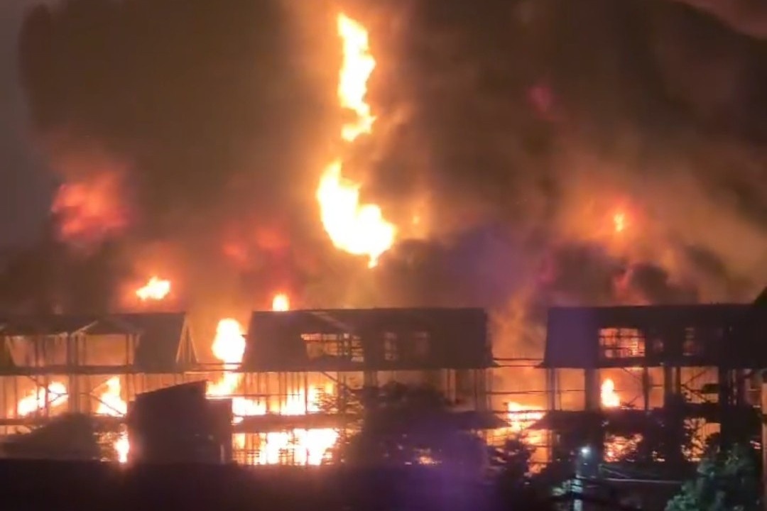 Ha Noi: Kho xuong o Dong Anh boc chay du doi hinh anh