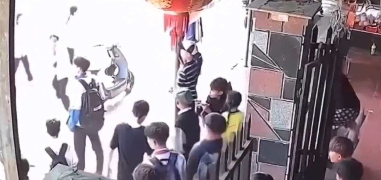 Nam sinh lop 8 o Dak Lak bi xit hoi cay truoc cong truong hinh anh