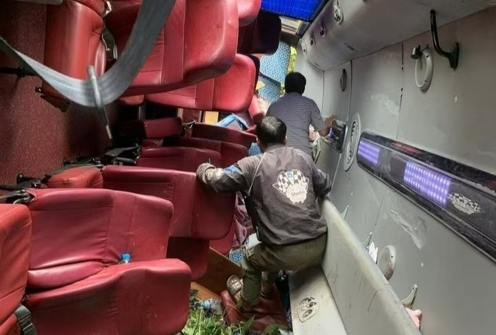 Nhan chung ke giay phut xe khach cho 26 nguoi lao xuong vuc sau hinh anh