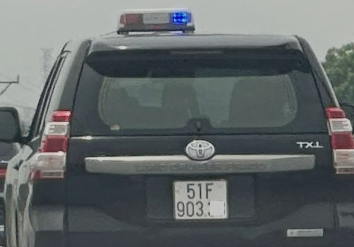 Cuc CSGT xac minh oto bien trang gan coi hu, den xoay phong nhu bay hinh anh