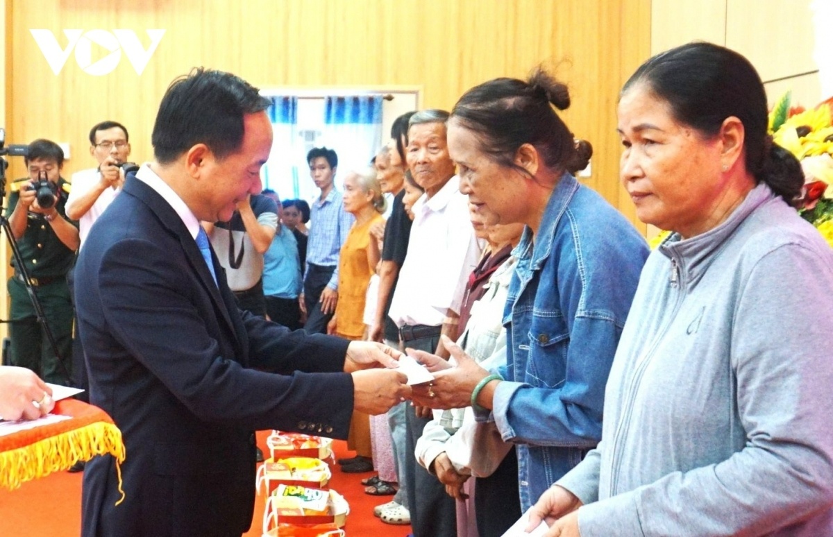 Ban Tuyen giao anh 1