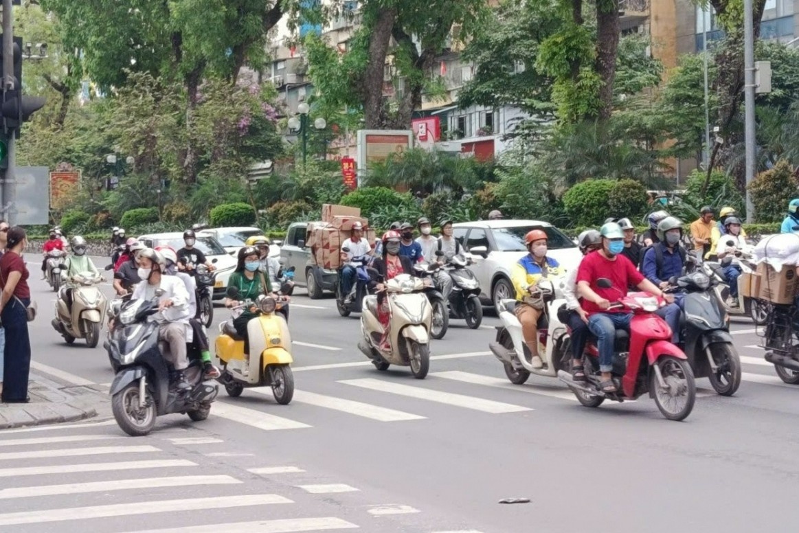 Thi diem siet xe may vao loi pho co: Nguoi dan noi gi? hinh anh