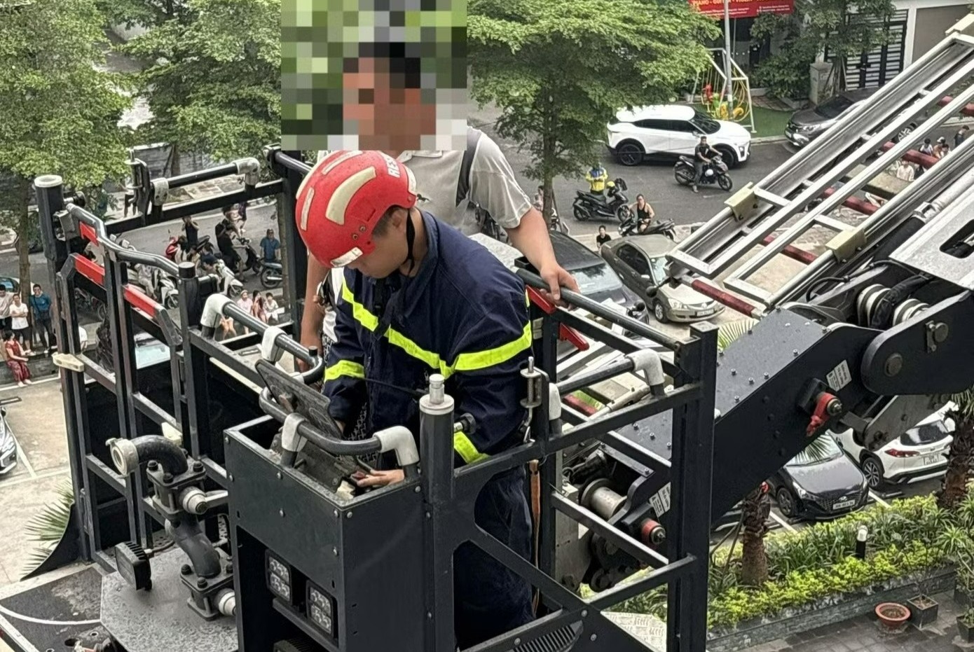 Canh sat giai cuu nguoi dan ong co y dinh dai dot o tang 5 chung cu hinh anh