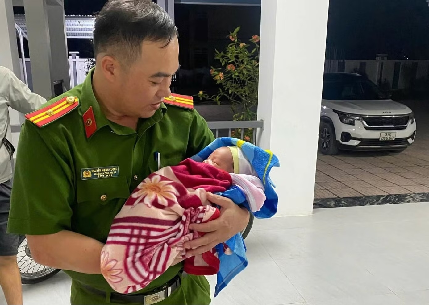 Be trai so sinh bi bo roi tren cau trong dem hinh anh