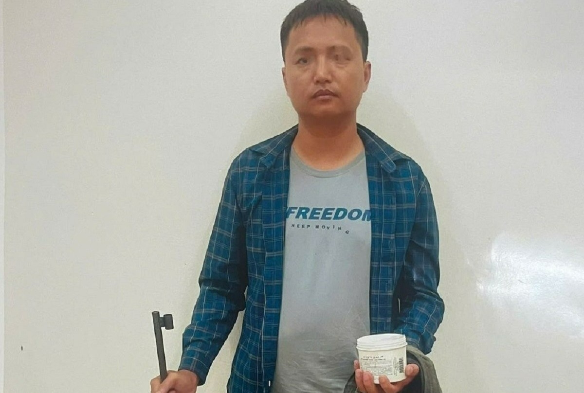 Khoi to bi can doi voi doi tuong 'Tang tru trai phep vu khi quan dung' hinh anh