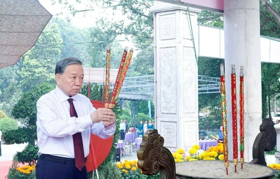 Tong Bi thu, Chu tich nuoc tuong niem cac Anh hung liet si o Tay Ninh hinh anh