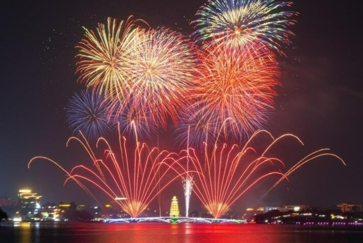 Khoanh khac phao hoa ruc sang tai cong vien Van Lang, Phu Tho hinh anh