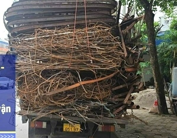 Xu phat lai xe cho sat thep vuot qua chieu cao cho phep hinh anh