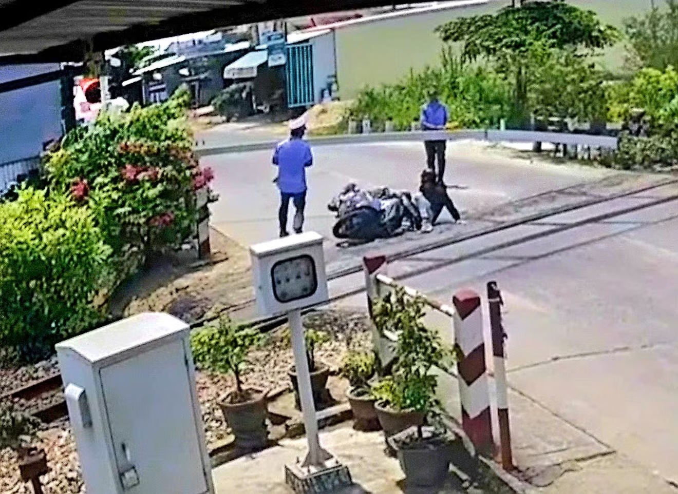 Nhan vien gac chan noi gi sau clip da nguoi dan ong tong gay can chan hinh anh