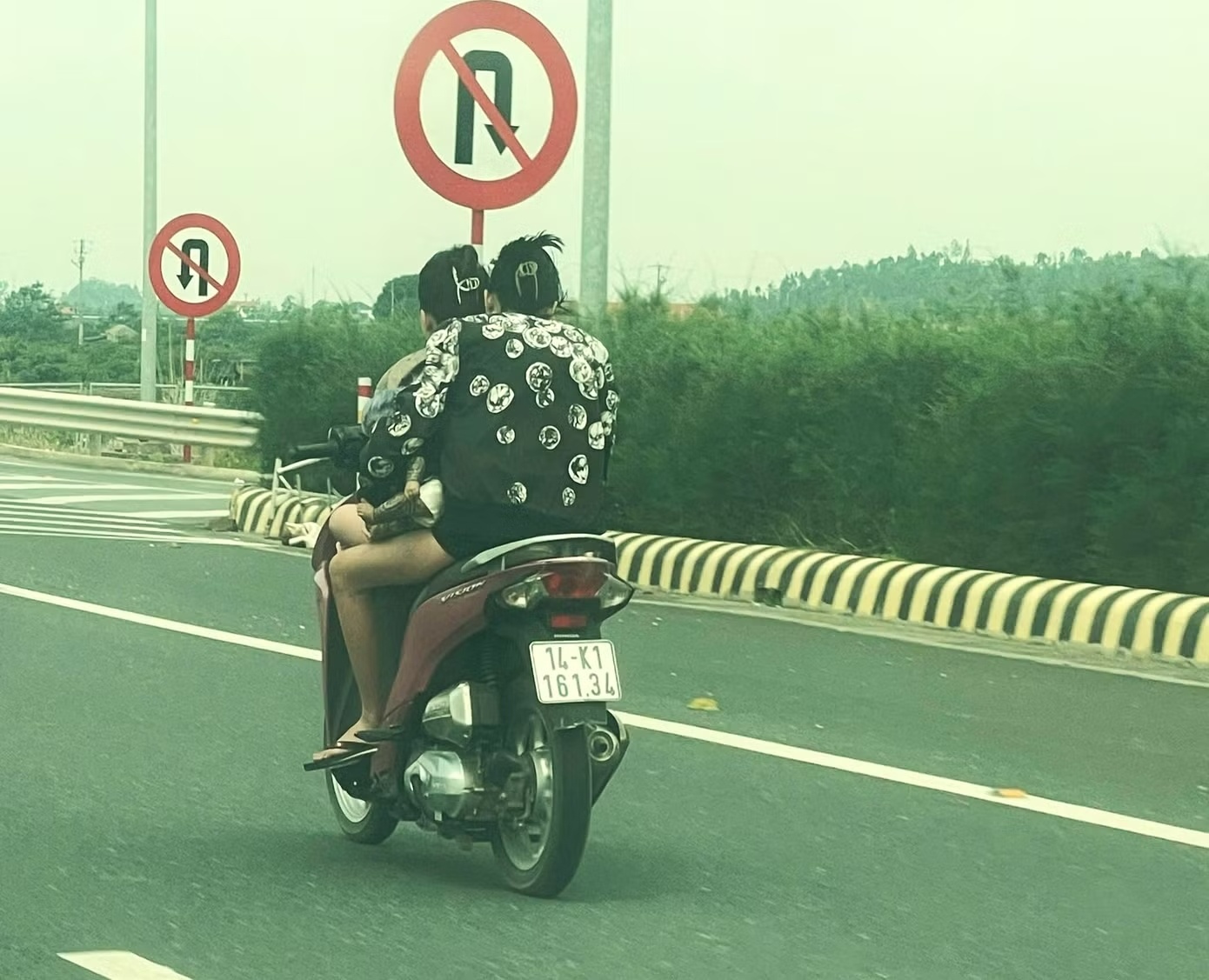 Hai co gai dau tran phi xe may ‘bat mang’ tren cao toc hinh anh