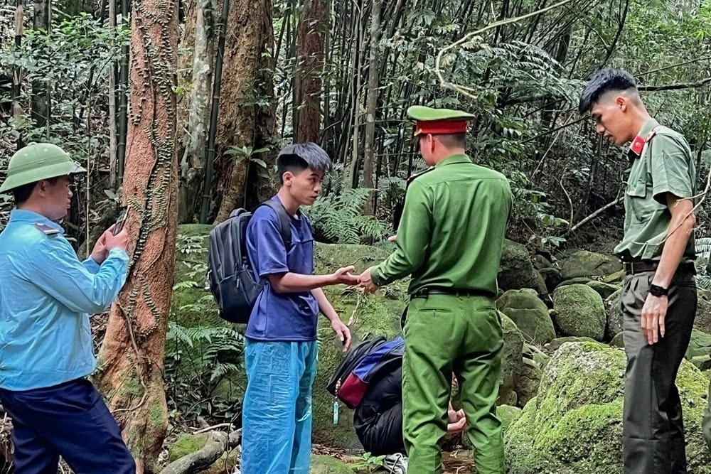 Giai cuu hai du khach lac trong rung sau Tay Yen Tu o Bac Ninh hinh anh